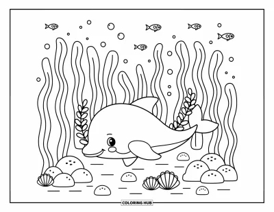 Delfinbaby-Ausmalbild für Erwachsene: Ein niedlicher Delfin kuschelt sich in Kelp, während Fische darüber schwimmen und Muscheln darunter liegen