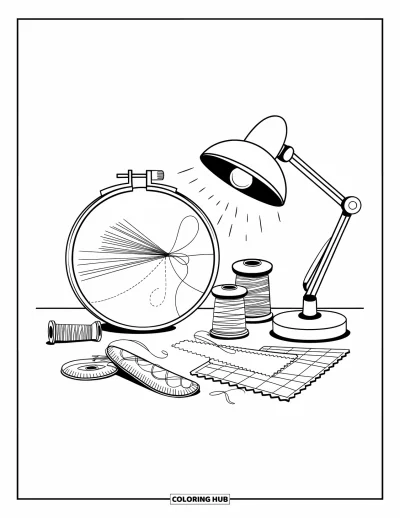 Coloriage apaisant pour adultes : Un espace de création serein avec des fils, du tissu et une petite lampe de bureau lumineuse