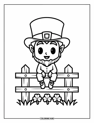 Çocuklar için Leprekon Boyama Sayfası: Çitin üzerinde oturan ve üç yonca yaprağı olan chibi bir leprekon