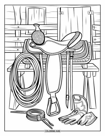 Coloriage de rodéo pour adultes : Selle, corde, éperons et gants aux détails ornés près d'une clôture et d'un bâtiment rustique