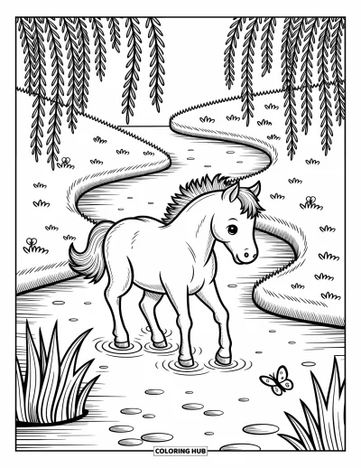 Kleurplaat van een wild paard voor volwassenen: Een veulen steekt een kronkelende beek over, omringd door riet, bomen en een fladderend vlinder