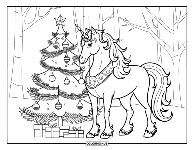 Coloriage de licorne de Noël pour enfants : Une licorne couronnée se tient près d'un sapin décoré dans une scène hivernale enneigée