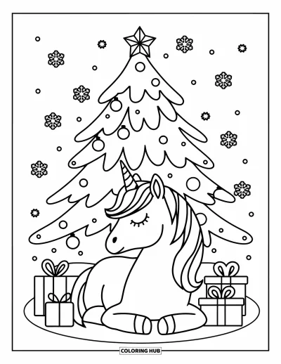 Coloriage de licorne de Noël pour enfants : Une licorne couronnée se détend sous un sapin de Noël entouré de cadeaux