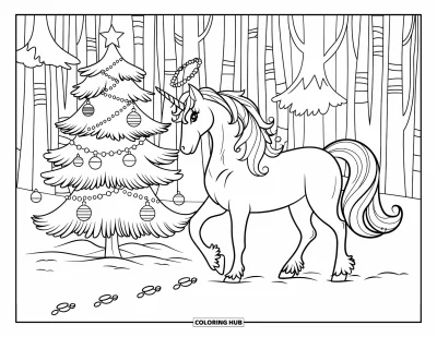 Coloriage de licorne de Noël pour enfants : Une licorne avec un halo se tient près d'un sapin dans une forêt enneigée