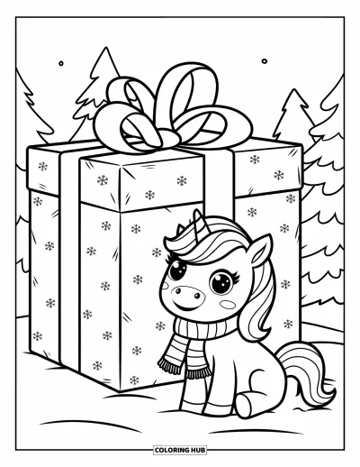 Coloriage de licorne de Noël pour enfants : Une licorne avec une écharpe est assise près d'un grand cadeau emballé entre des arbres