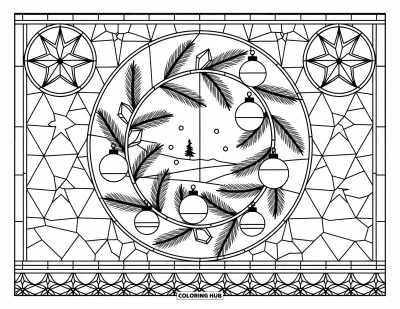 Coloriage de couronne de Noël pour adultes : Une couronne ancienne en vitrail est suspendue au-dessus d'une scène d'arbres enneigés