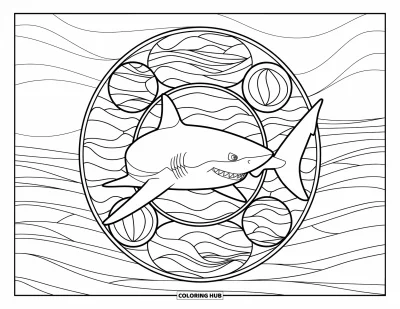 Desenho do mar para colorir para adultos: Tubarão nadando dentro de motivos circulares de vitral com tema oceânico
