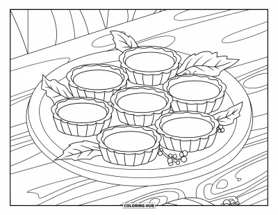 Coloriage de plats de Thanksgiving pour enfants : Des tartelettes à la citrouille reposent sur une assiette rustique avec des feuilles et des baies