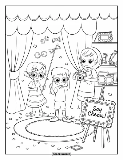 Geburtstagsparty-Ausmalbild für Kinder: Freunde machen lustige Posen mit Requisiten in einer verspielten Fotobox-Ecke