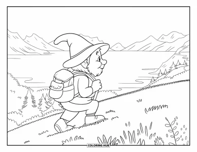 Desenho de gnomo de verão para colorir para crianças: Um gnomo sobe uma colina com mochila e vista de montanhas e água