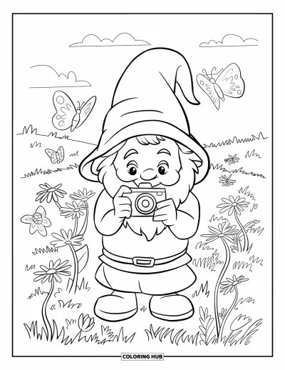 Desenho de gnomo de verão para colorir para crianças: Um gnomo de camisa listrada fotografa borboletas em um campo florido
