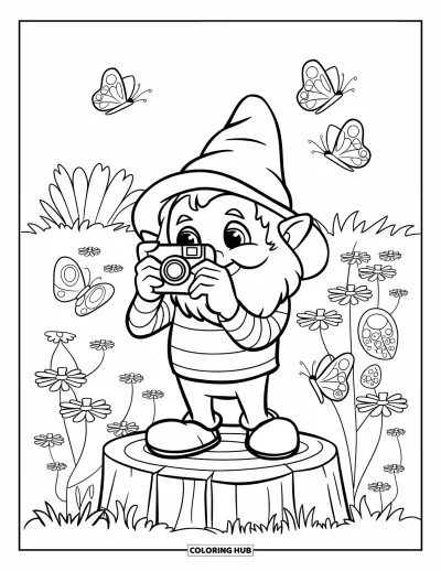 Desenho de gnomo de verão para colorir para crianças: Um gnomo em cima de um tronco fotografa um campo florido
