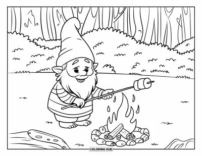 Desenho de gnomo de verão para colorir para crianças: Um gnomo torra marshmallows perto do fogo cercado por pinheiros altos